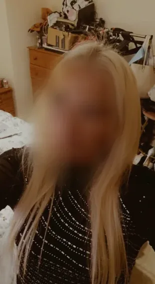 Julia, 37