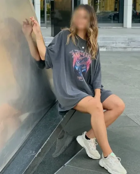 Melina, 23
